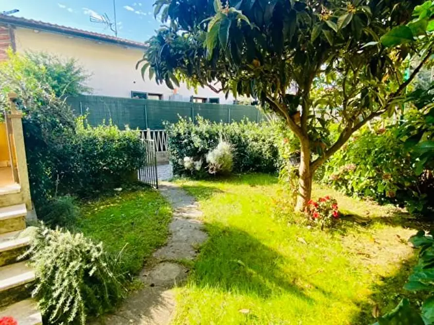 Immagine 3 di Appartamento in vendita  a Massa