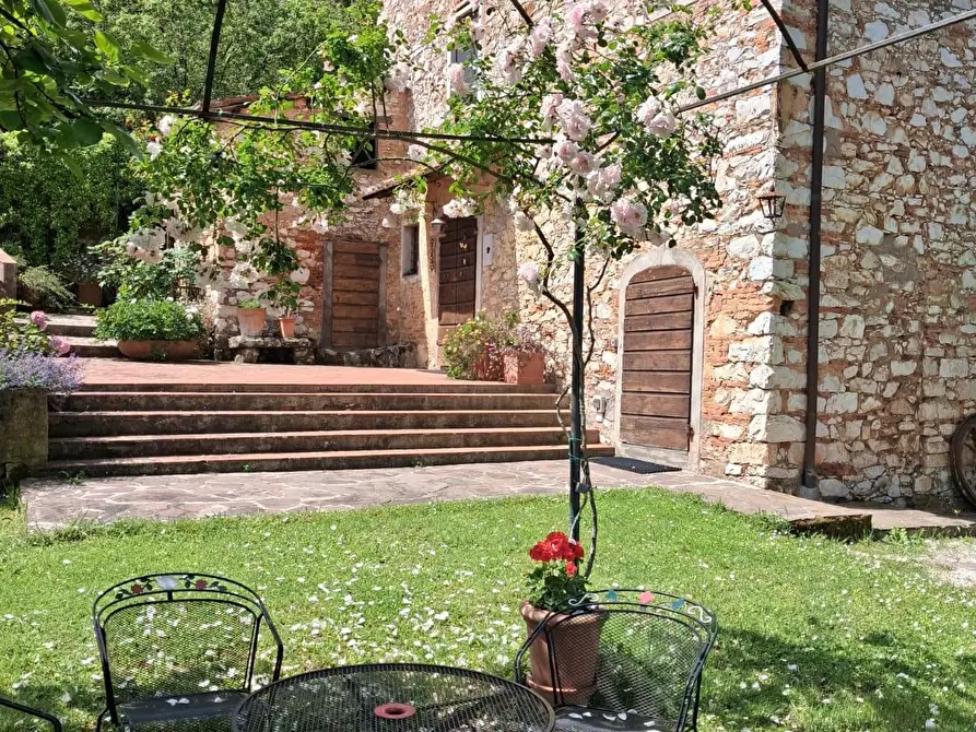 Immagine 4 di Rustico / casale in vendita  a Lucca