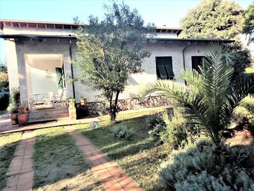 Immagine 2 di Villa in vendita  a Massa