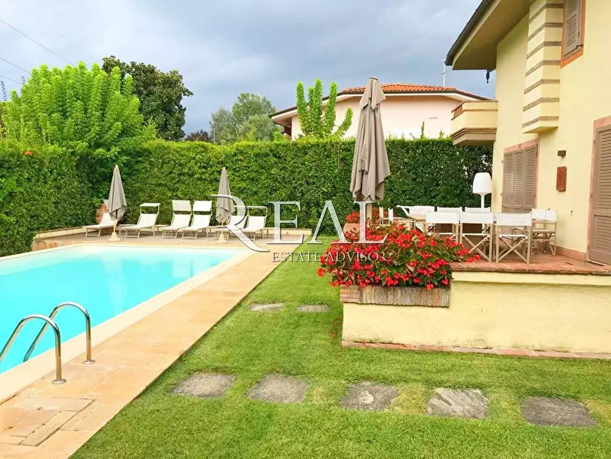 Immagine 1 di Villa in vendita  a Forte Dei Marmi