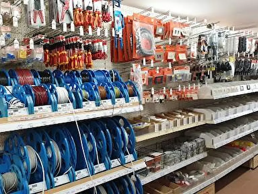 Immagine 3 di Attività commerciale in vendita  a Cascina