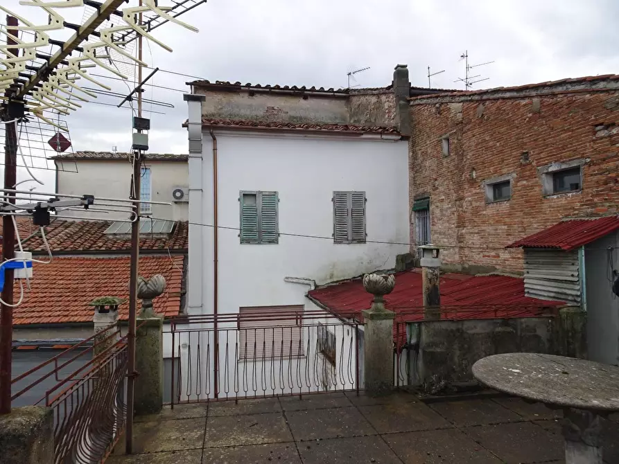 Immagine 8 di Palazzo in vendita  a Pontedera