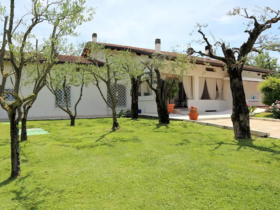 Immagine 2 di Casa indipendente in vendita  a Forte Dei Marmi