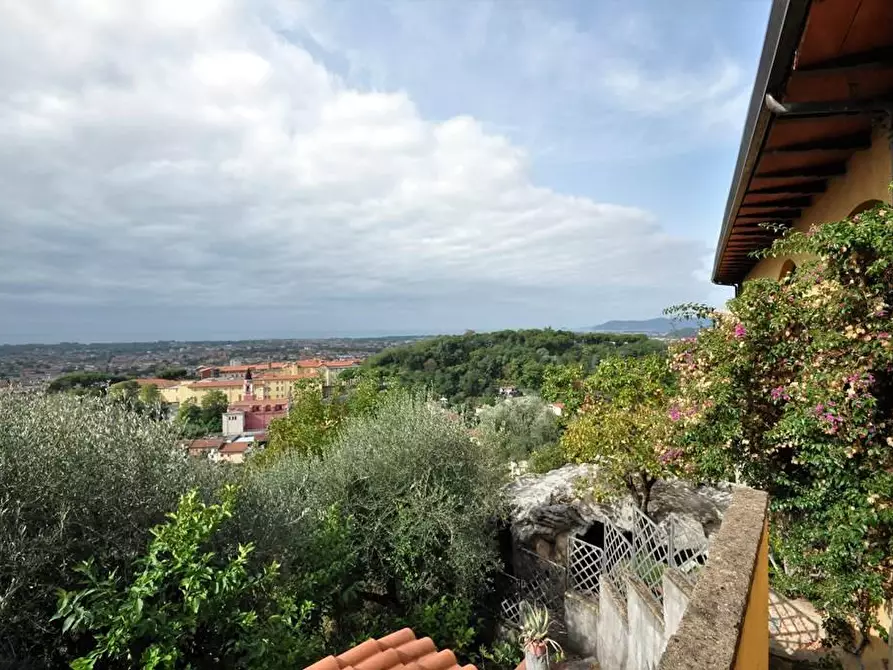 Immagine 1 di Casa bifamiliare in vendita  a Massa