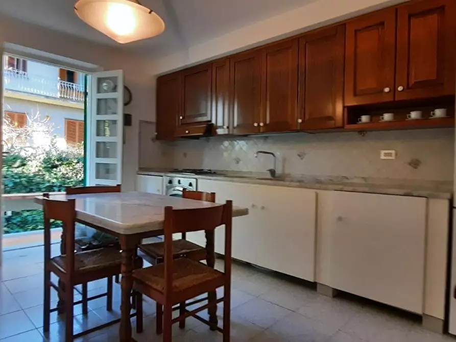 Immagine 17 di Villa in affitto  a Massa