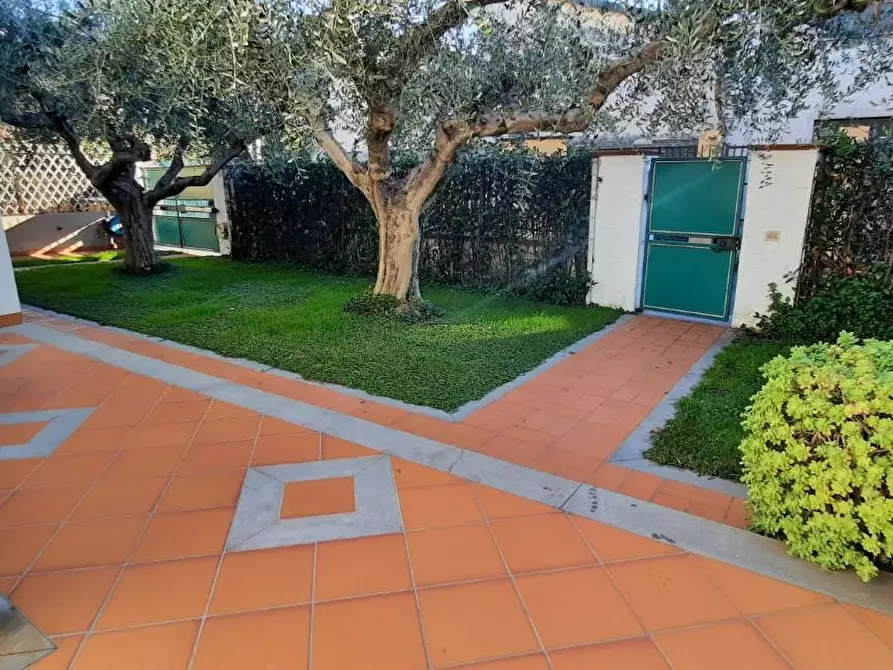 Immagine 41 di Villa in affitto  a Massa