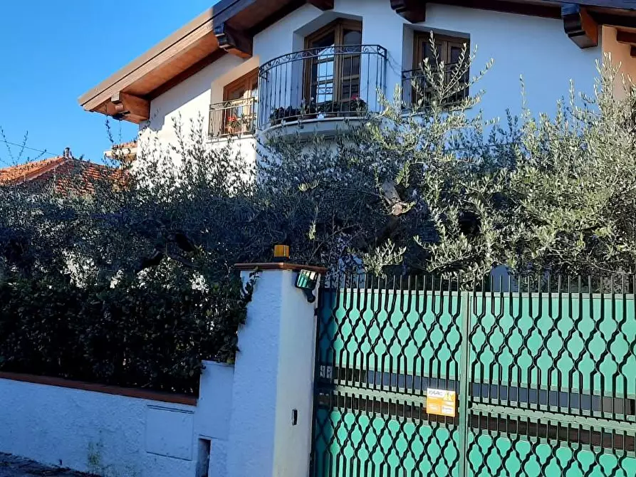 Immagine 45 di Villa in affitto  a Massa