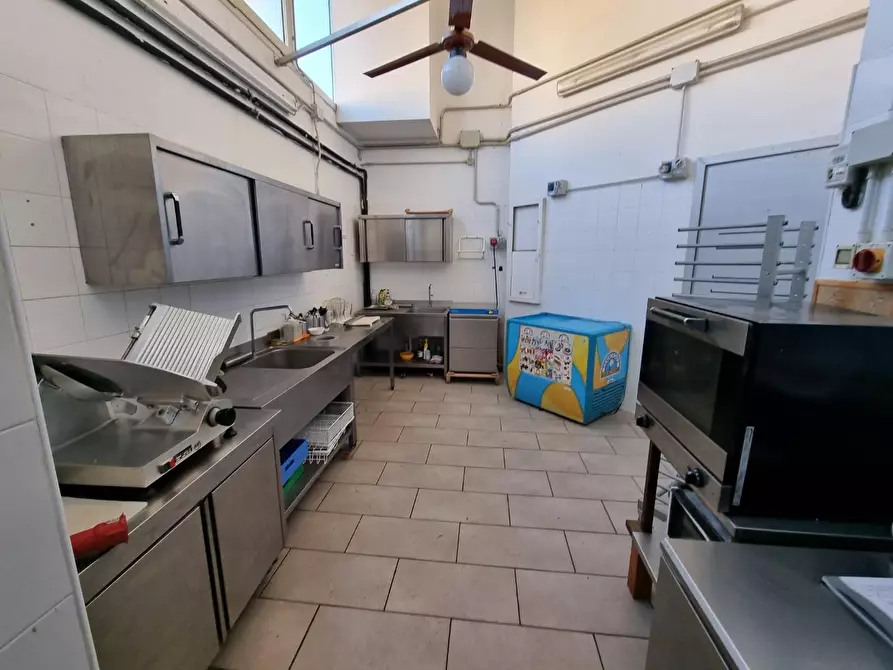 Immagine 6 di Locale commerciale in affitto  a Palaia