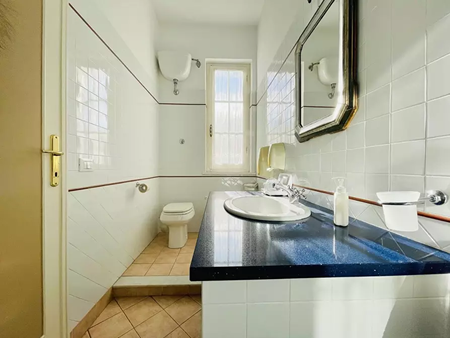 Immagine 33 di Villa in vendita  a Viareggio