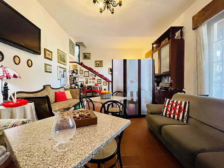 Immagine 5 di Villa in vendita  a Viareggio