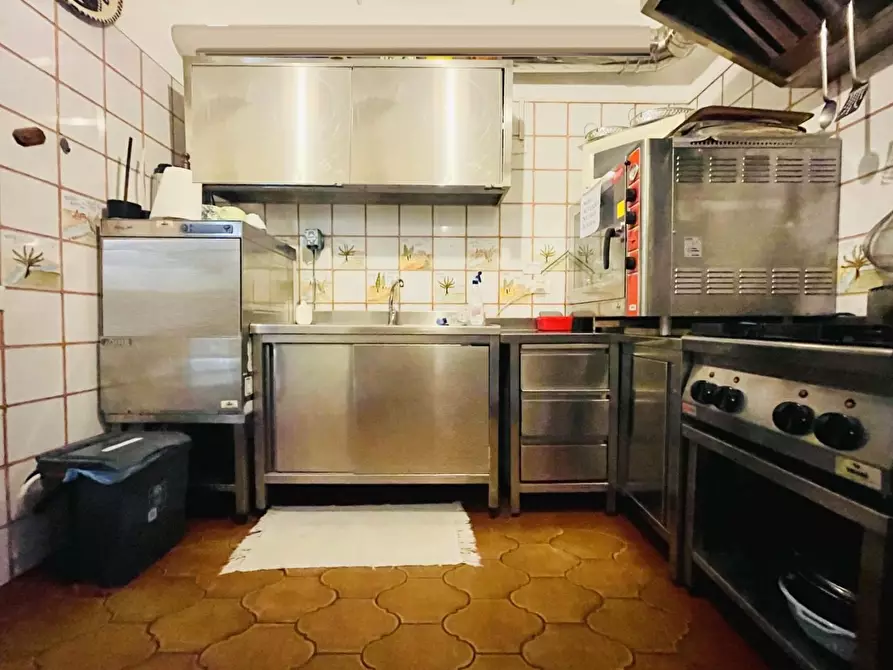 Immagine 10 di Villa in vendita  a Viareggio