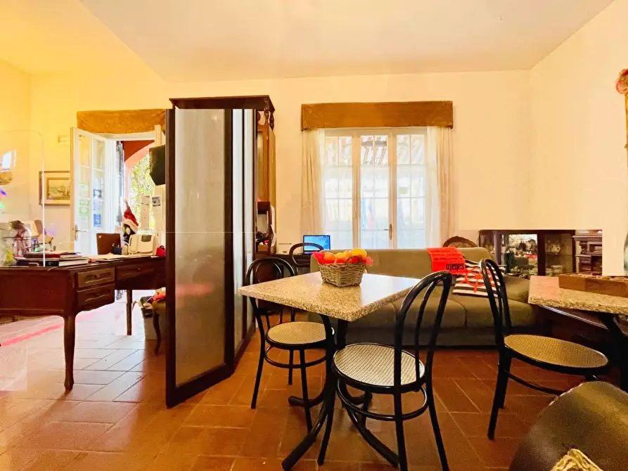 Immagine 6 di Villa in vendita  a Viareggio