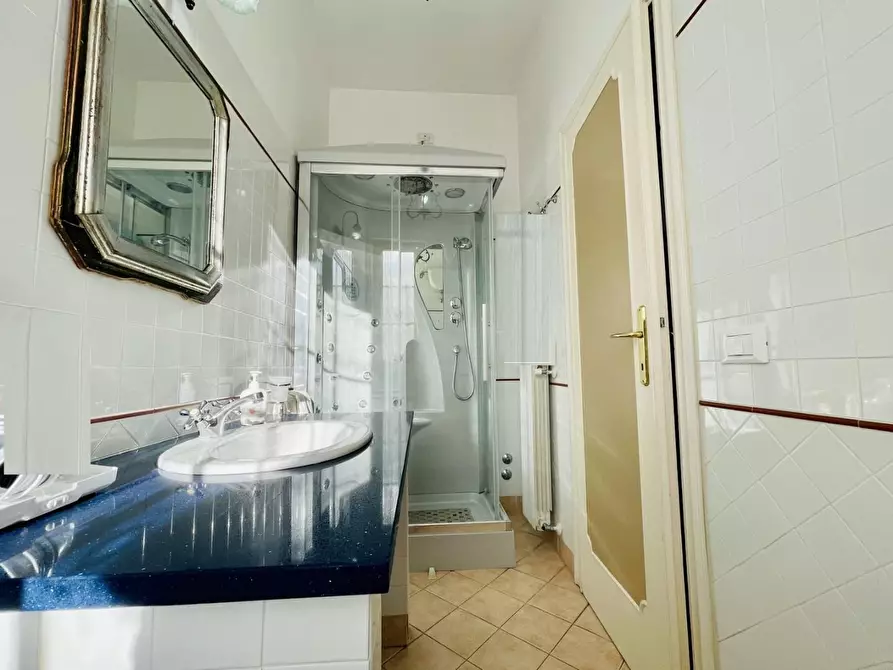 Immagine 32 di Villa in vendita  a Viareggio