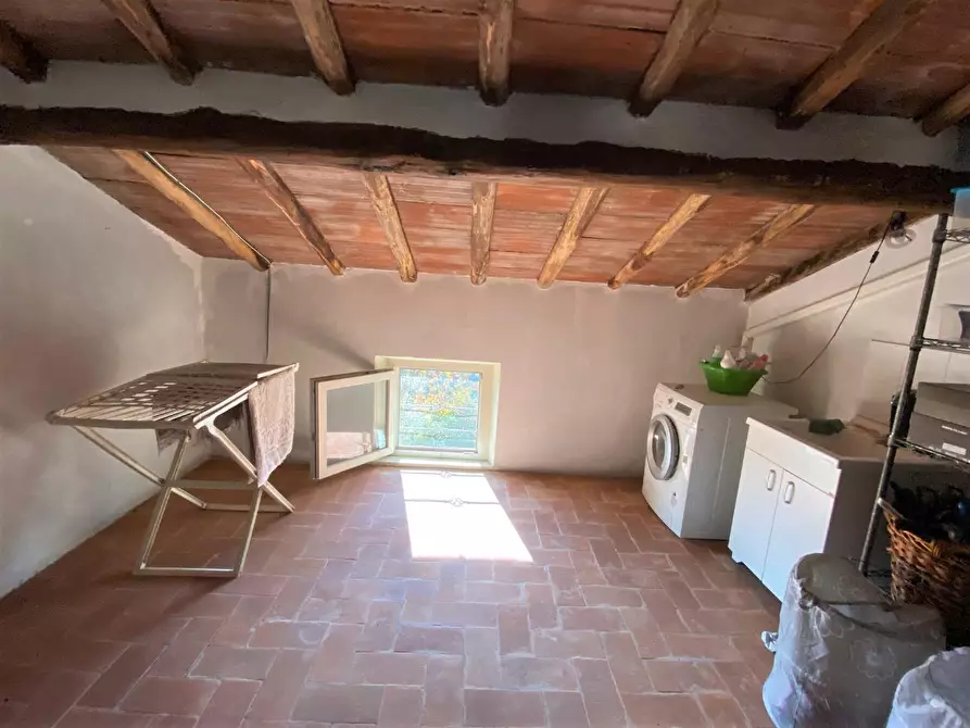 Immagine 16 di Appartamento in vendita  a Lucca