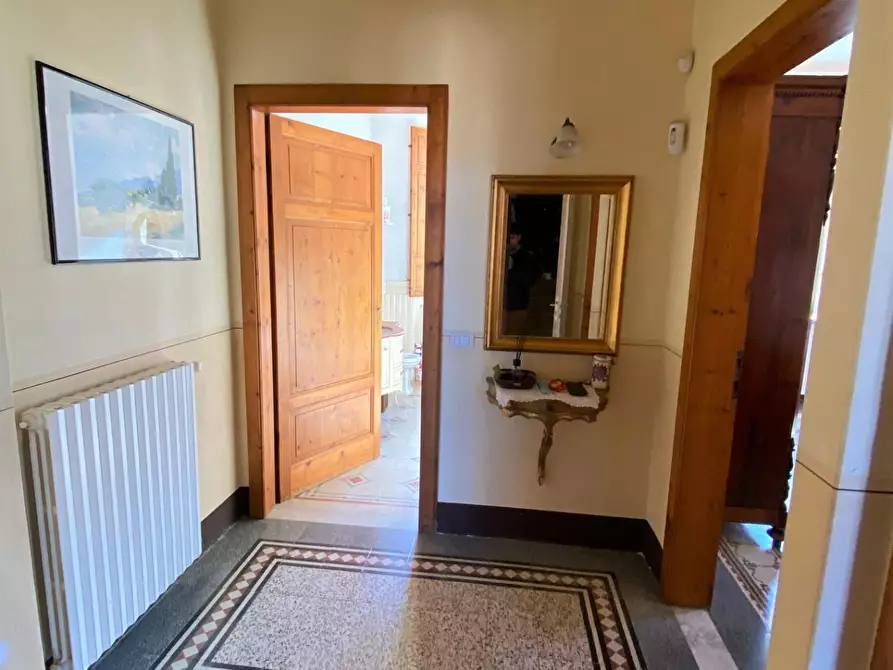 Immagine 11 di Appartamento in vendita  a Lucca