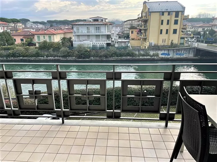 Immagine 2 di Appartamento in vendita  a Montignoso