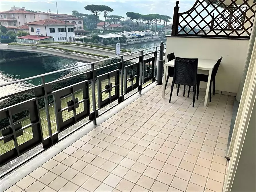 Immagine 3 di Appartamento in vendita  a Montignoso