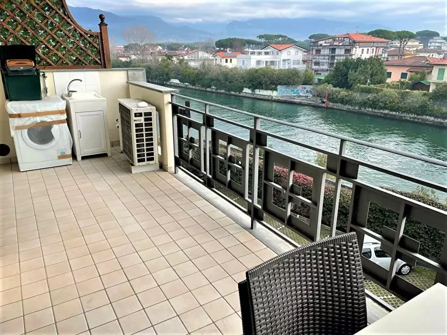 Immagine 4 di Appartamento in vendita  a Montignoso