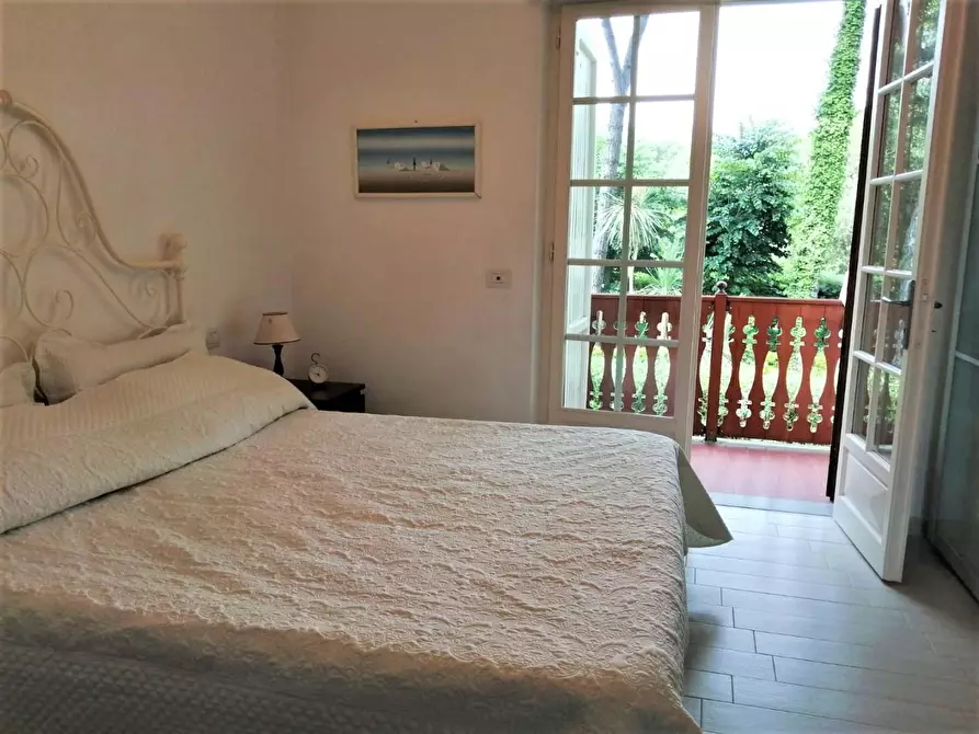 Immagine 11 di Casa bifamiliare in affitto  a Massa