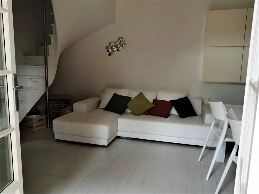 Immagine 8 di Casa bifamiliare in affitto  a Massa