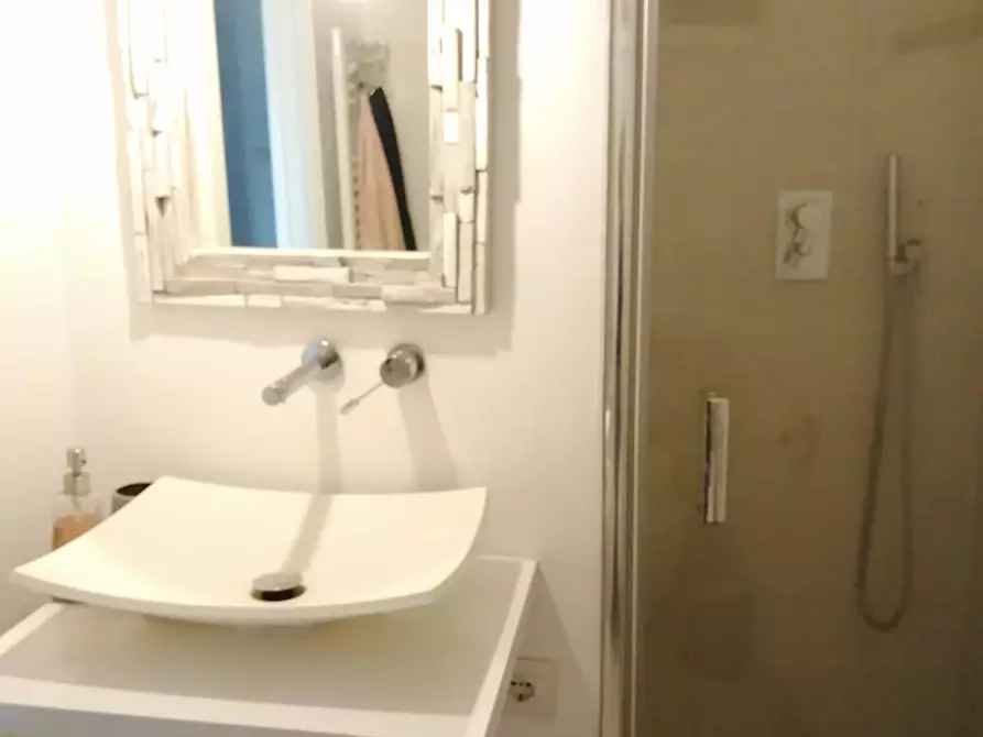 Immagine 12 di Casa bifamiliare in affitto  a Massa