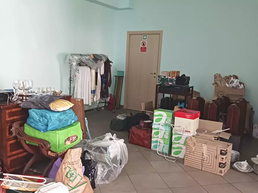 Immagine 2 di Locale commerciale in affitto  a San Giuliano Terme