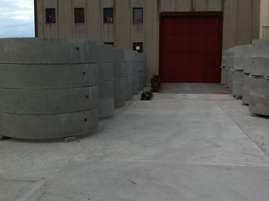 Immagine 3 di Attività artigianale in vendita  a San Vincenzo