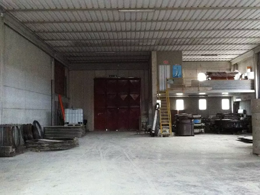 Immagine 2 di Attività artigianale in vendita  a San Vincenzo