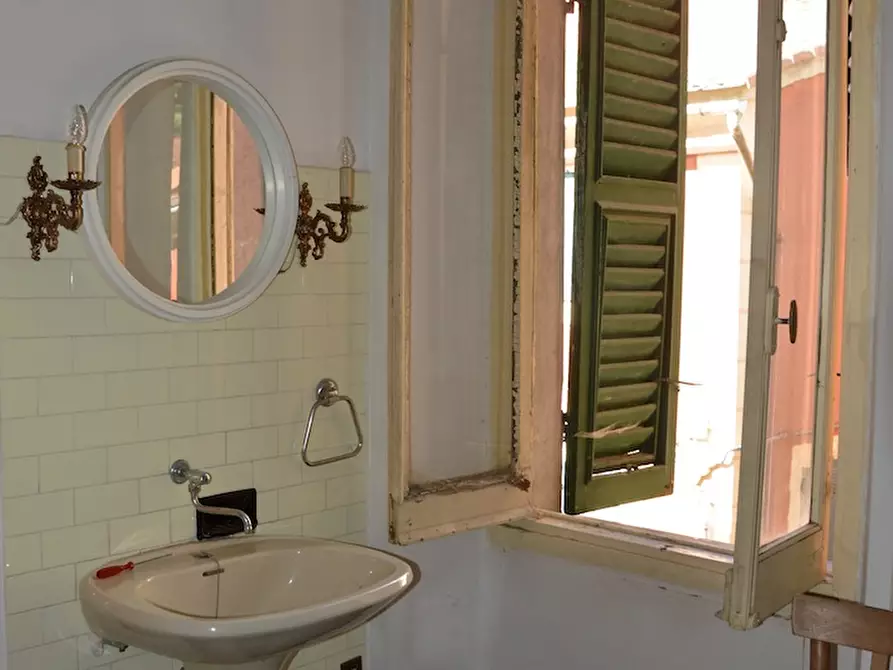 Immagine 17 di Palazzo in vendita  a Varese Ligure