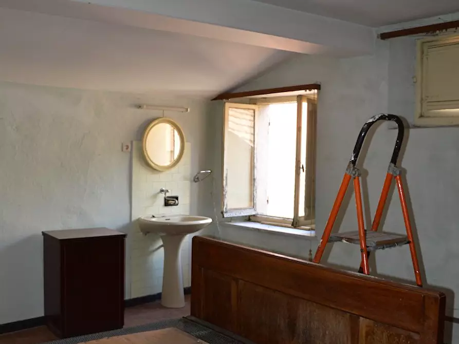 Immagine 12 di Palazzo in vendita  a Varese Ligure