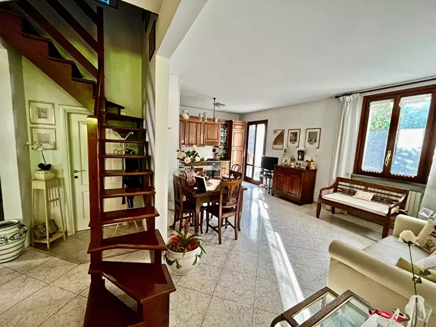 Immagine 1 di Casa indipendente in vendita  a Pontedera
