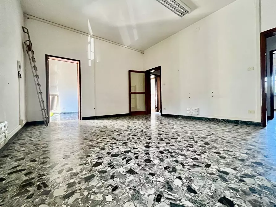 Immagine 5 di Ufficio in affitto  a Pontedera