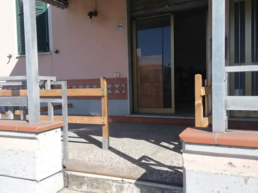 Immagine 2 di Locale commerciale in vendita  a Massa