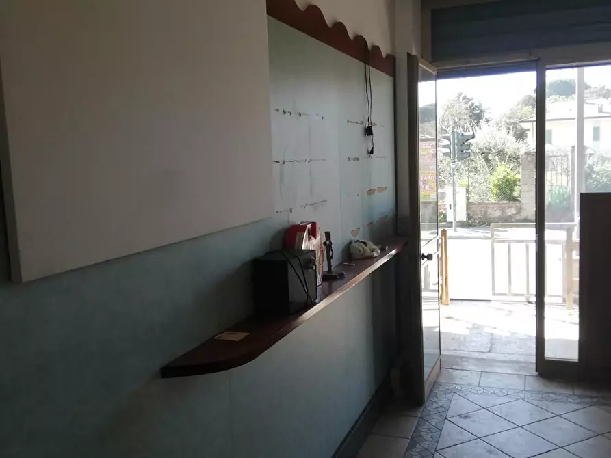 Immagine 3 di Locale commerciale in vendita  a Massa