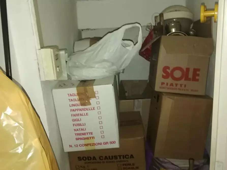 Immagine 7 di Locale commerciale in vendita  a Massa