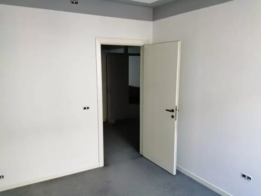 Immagine 5 di Ufficio in affitto  a Lucca