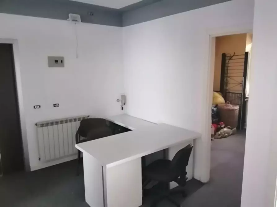 Immagine 12 di Ufficio in affitto  a Lucca