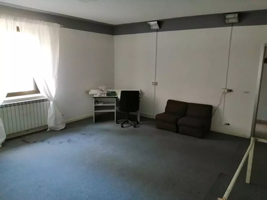 Immagine 10 di Ufficio in affitto  a Lucca