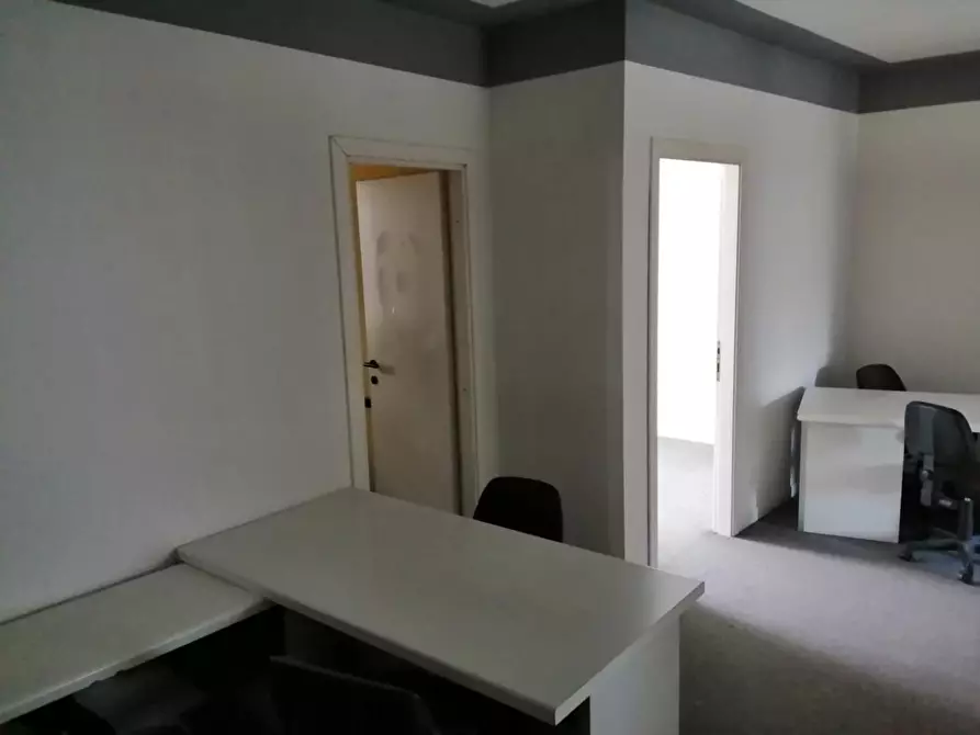 Immagine 6 di Ufficio in affitto  a Lucca