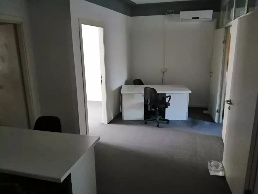 Immagine 7 di Ufficio in affitto  a Lucca