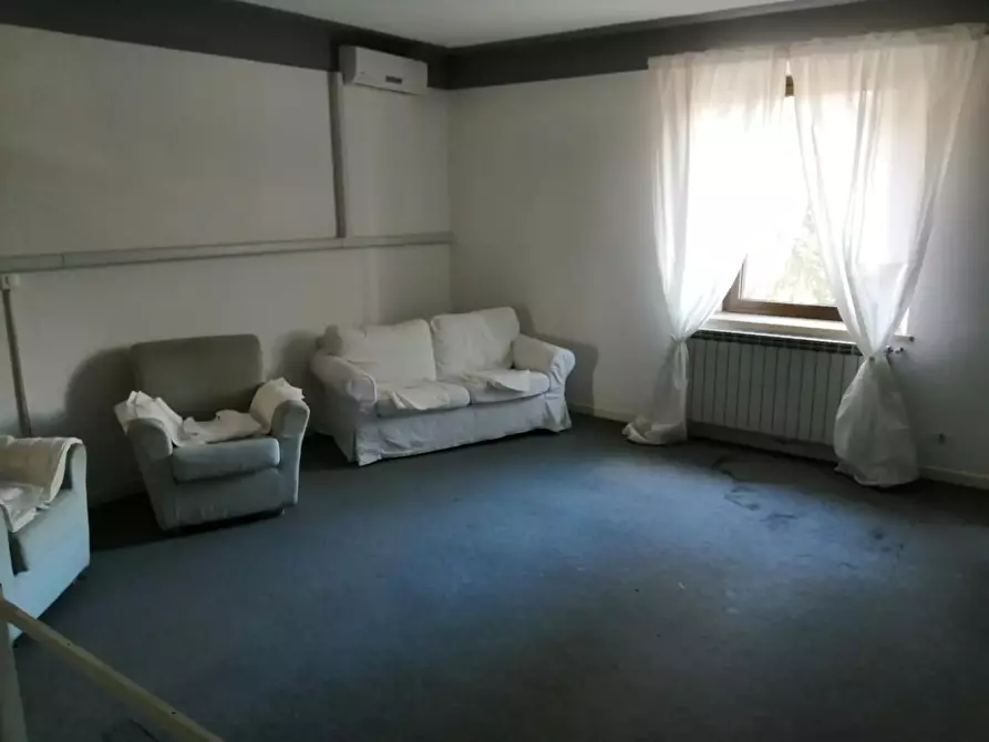 Immagine 11 di Ufficio in affitto  a Lucca