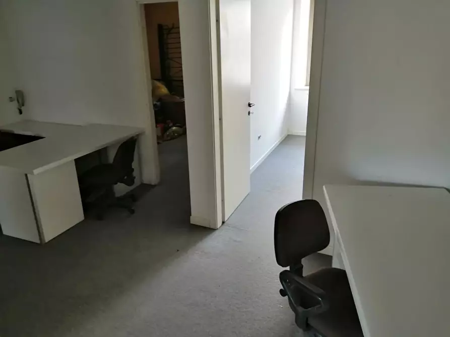 Immagine 8 di Ufficio in affitto  a Lucca