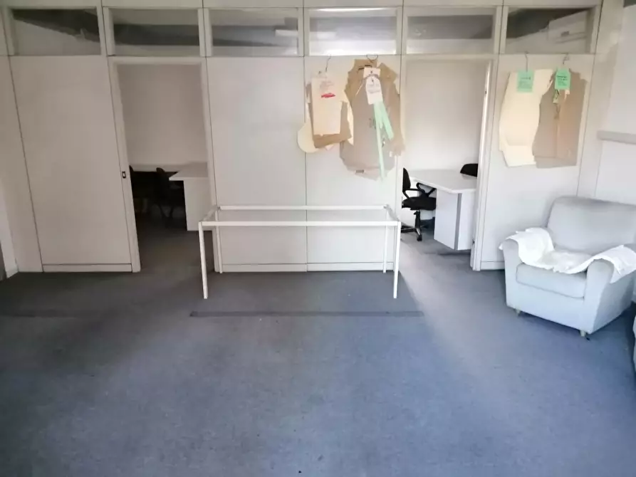 Immagine 9 di Ufficio in affitto  a Lucca