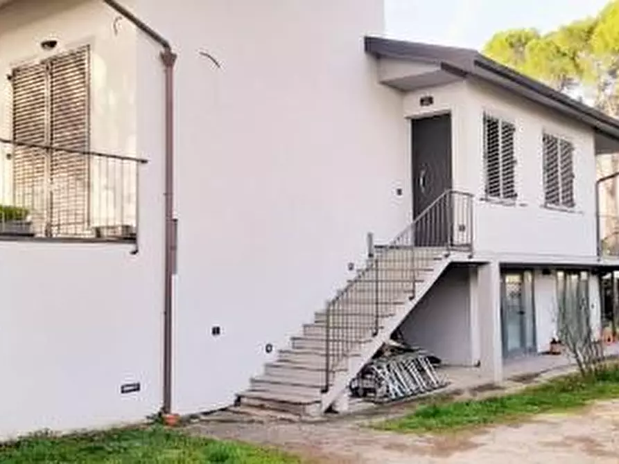 Immagine 1 di Villa in vendita  a Campi Bisenzio