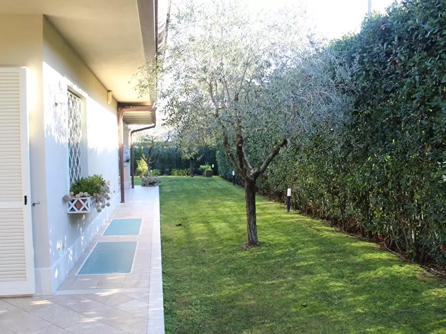 Immagine 1 di Villa in affitto  a Forte Dei Marmi