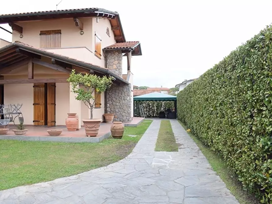 Immagine 1 di Villa in affitto  a Forte Dei Marmi