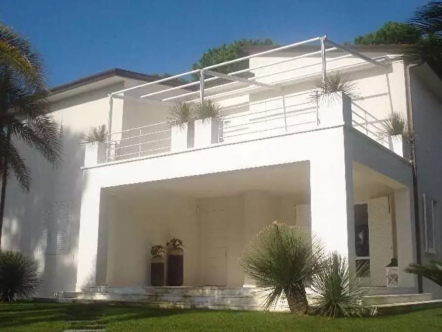 Immagine 1 di Villa in vendita  a Forte Dei Marmi