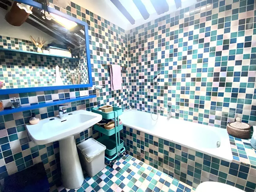 Immagine 25 di Rustico / casale in vendita  a Lucca