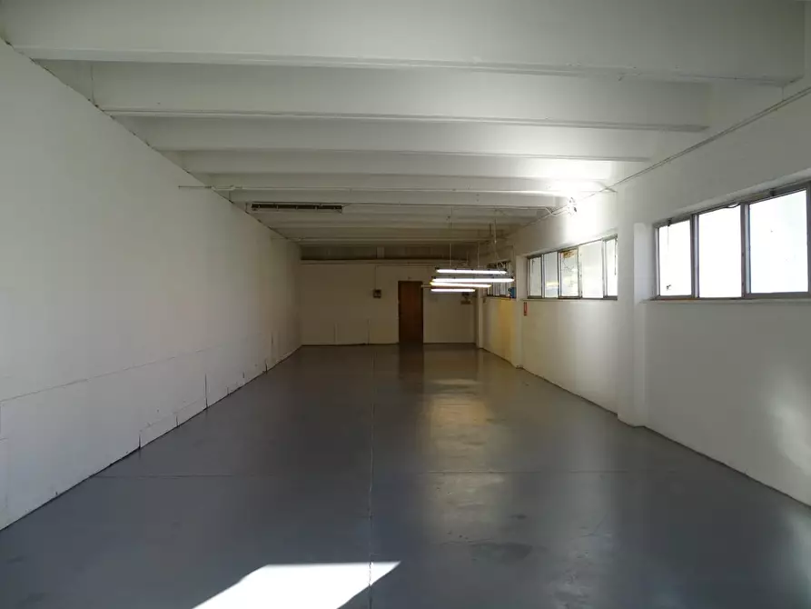 Immagine 1 di Attività artigianale in affitto  a San Miniato