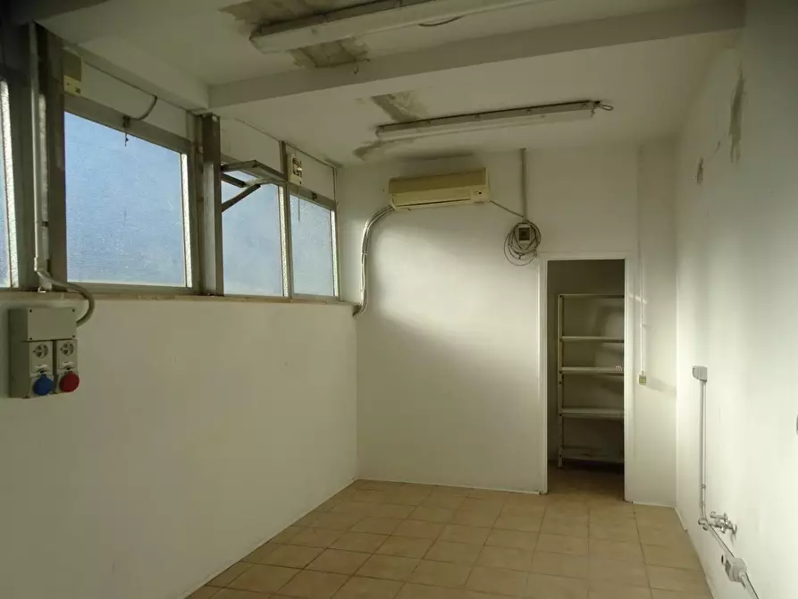 Immagine 35 di Attività artigianale in vendita  a San Miniato